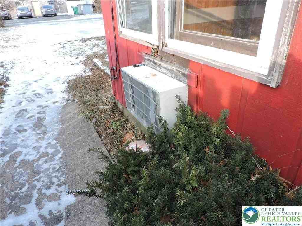 866 N Van Buren St - Photo 3 of 9