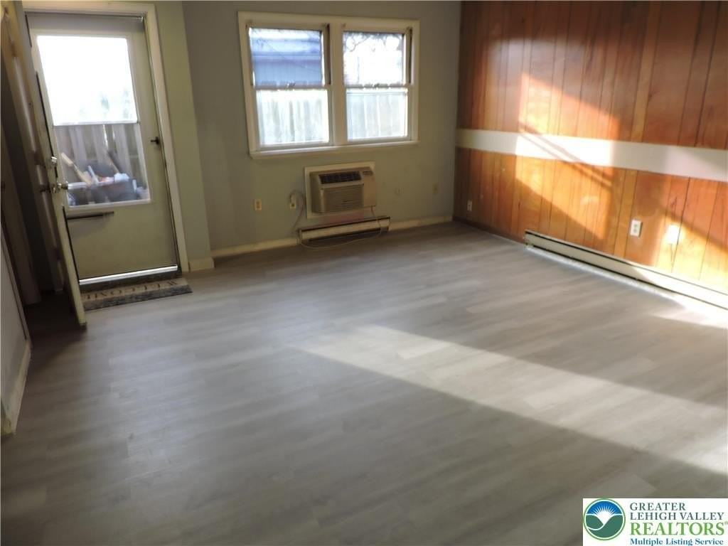 866 N Van Buren St - Photo 4 of 9