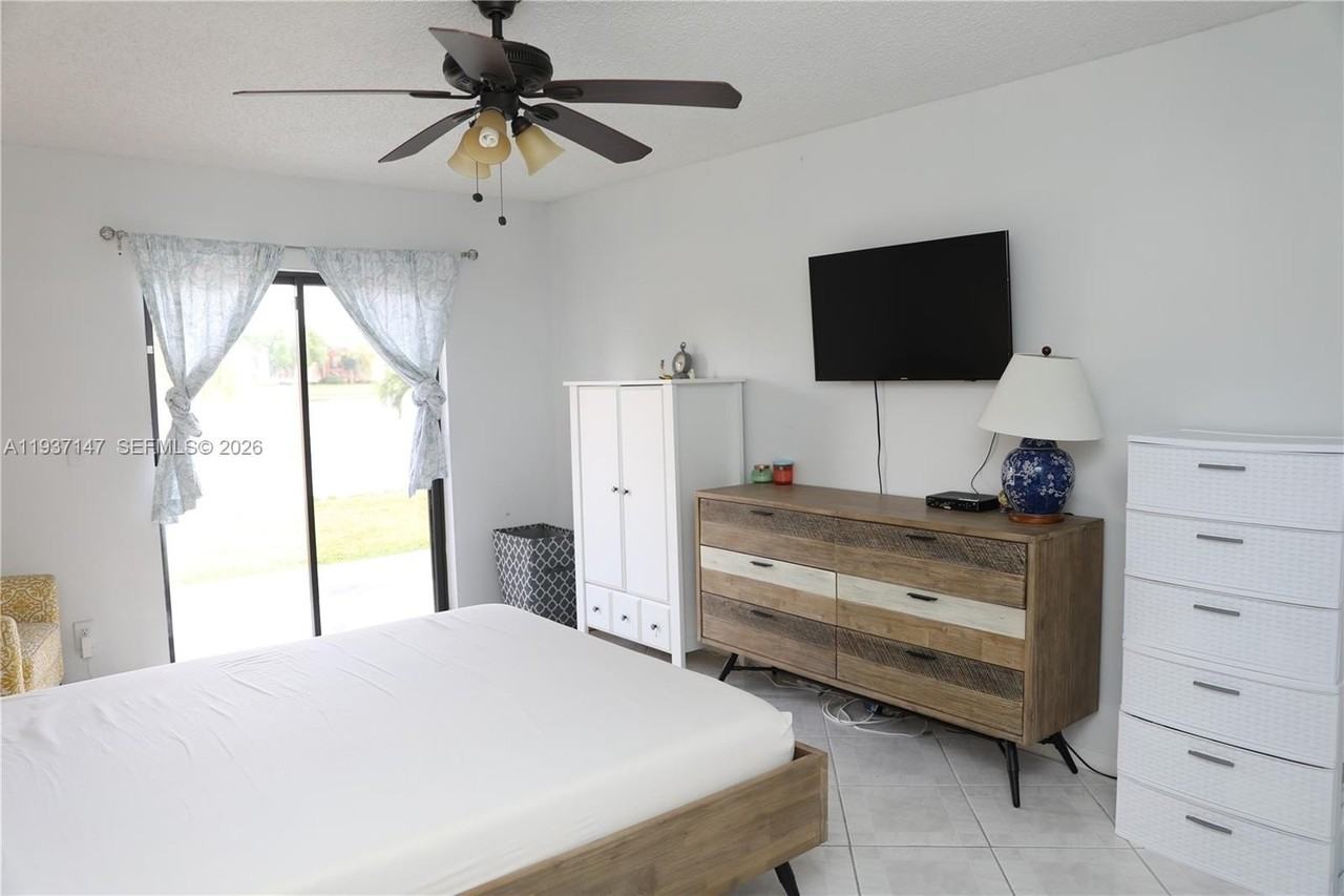 1131 Sw 109th Ave - Photo 4 of 15