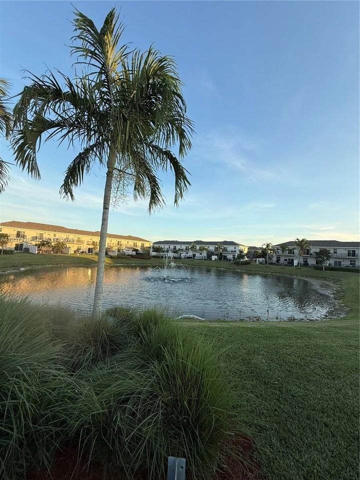 818 Se 19th St #818 - Photo 2 of 10