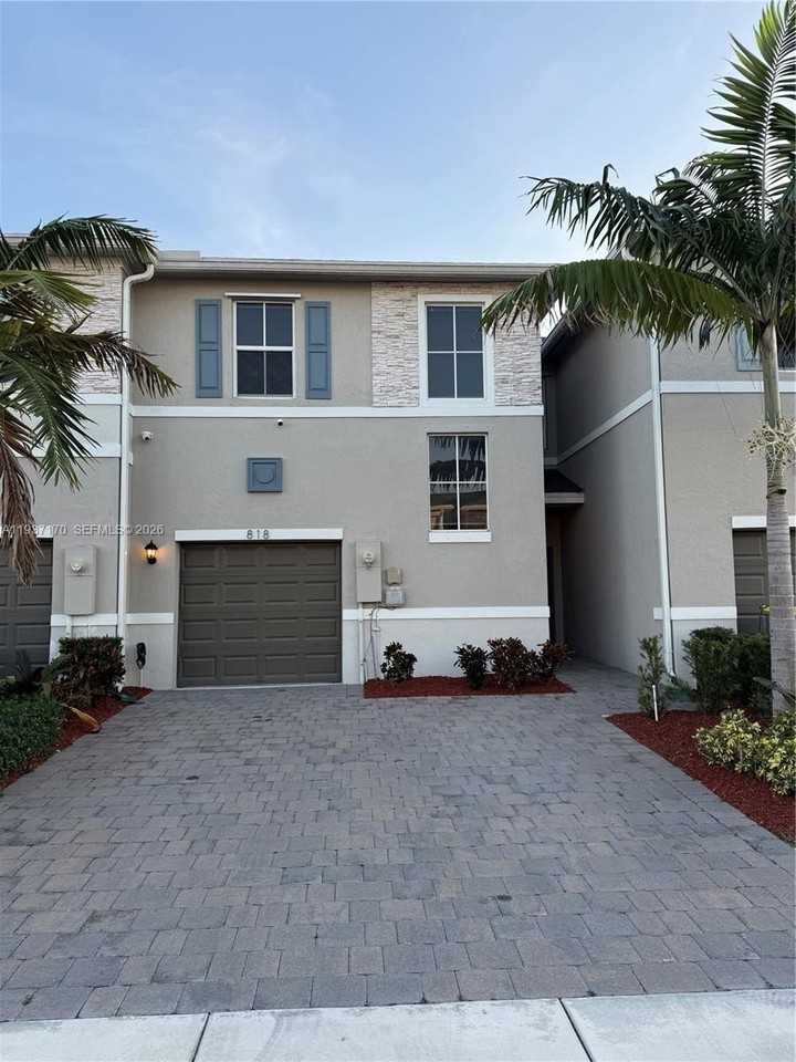 818 Se 19th St #818 - Photo 3 of 10