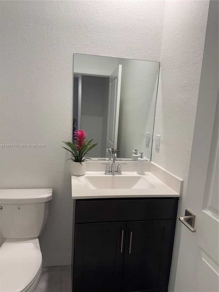 818 Se 19th St #818 - Photo 4 of 10