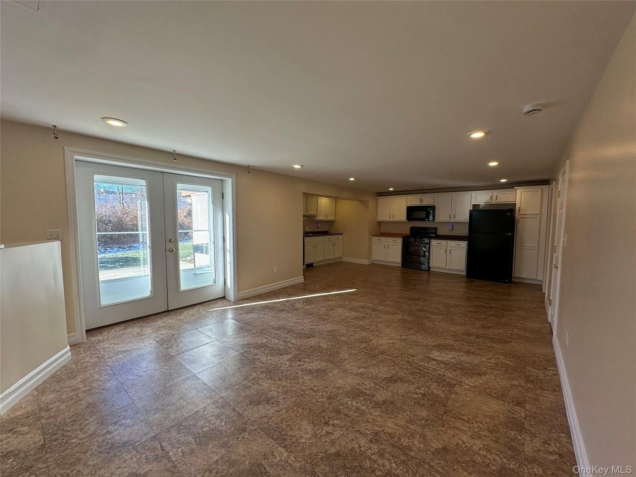 27 Meadow St - Photo 3 of 14