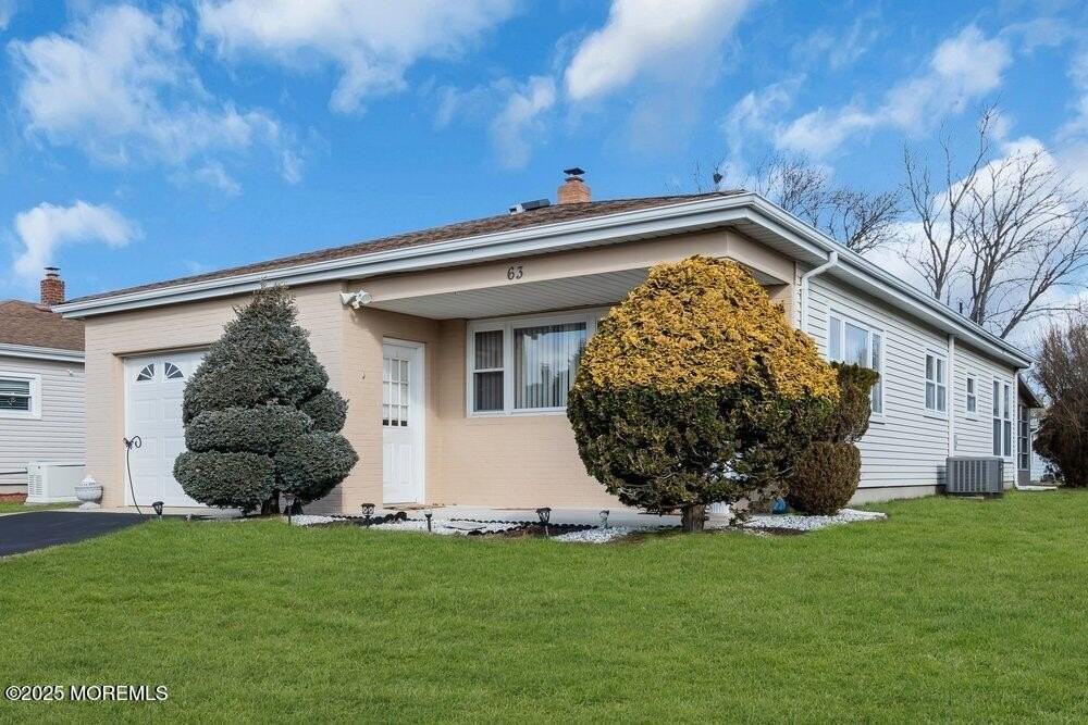 63 Hyannis St - Photo 2 of 20