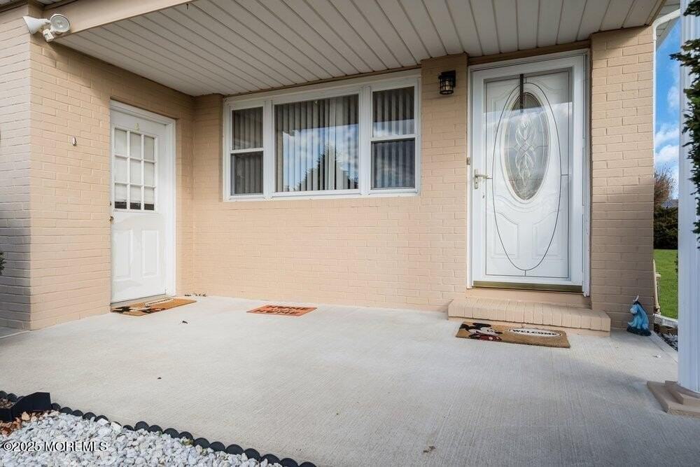 63 Hyannis St - Photo 3 of 20