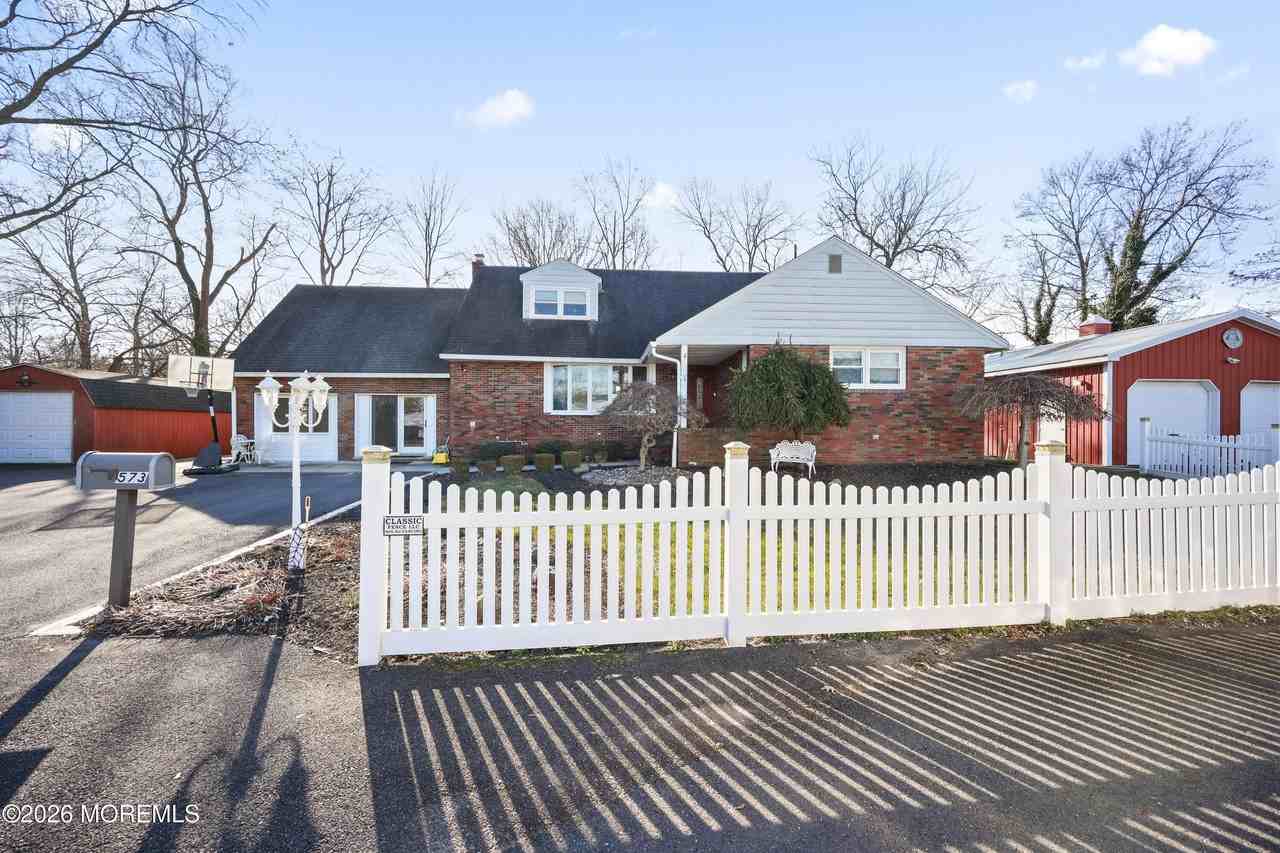 573 Lloyd Rd - Photo 2 of 23