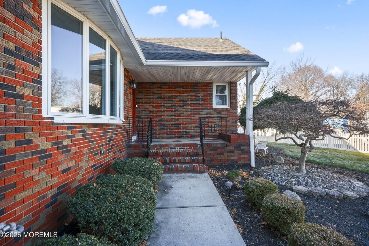 573 Lloyd Rd - Photo 3 of 23