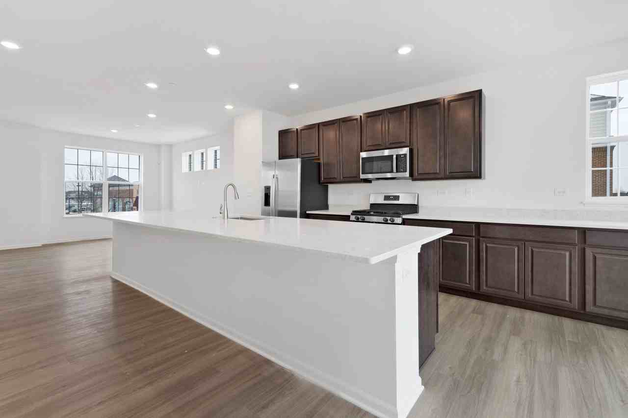 2929 Showplace Dr - Photo 3 of 16