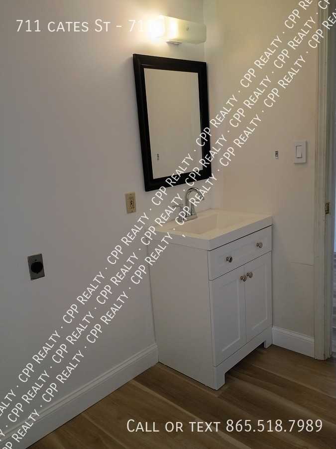 711 Cates St #711 - Photo 3 of 8