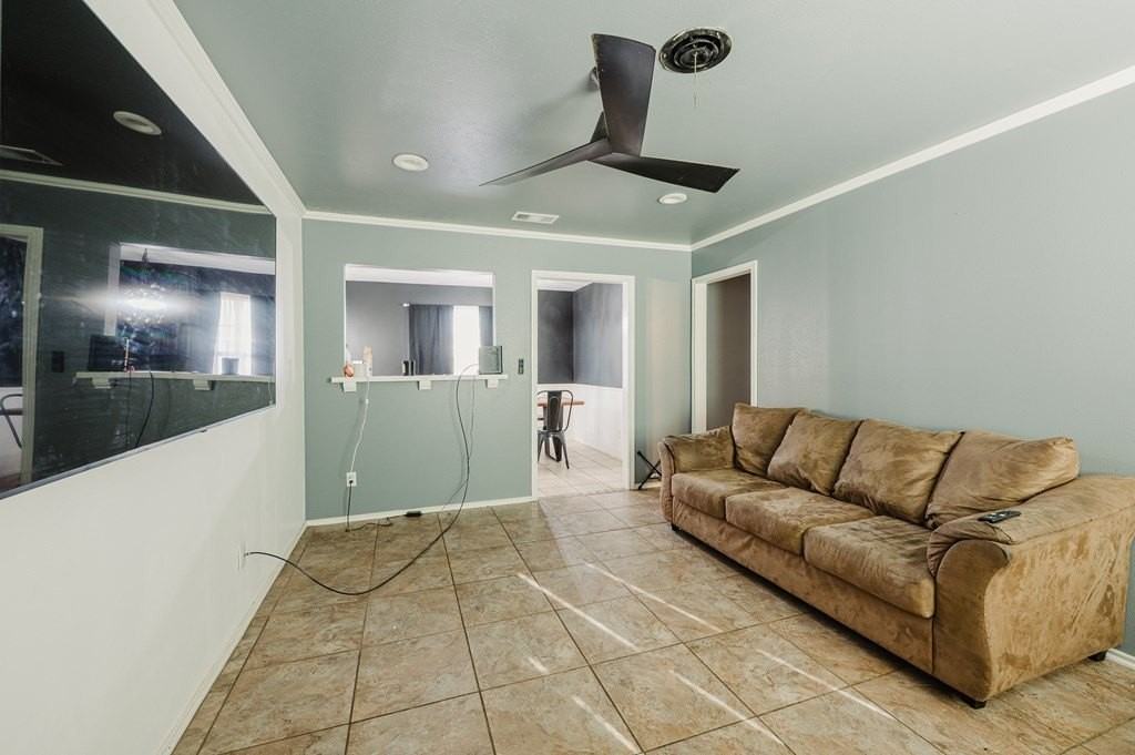 1529 E 52nd St - Photo 5 of 16