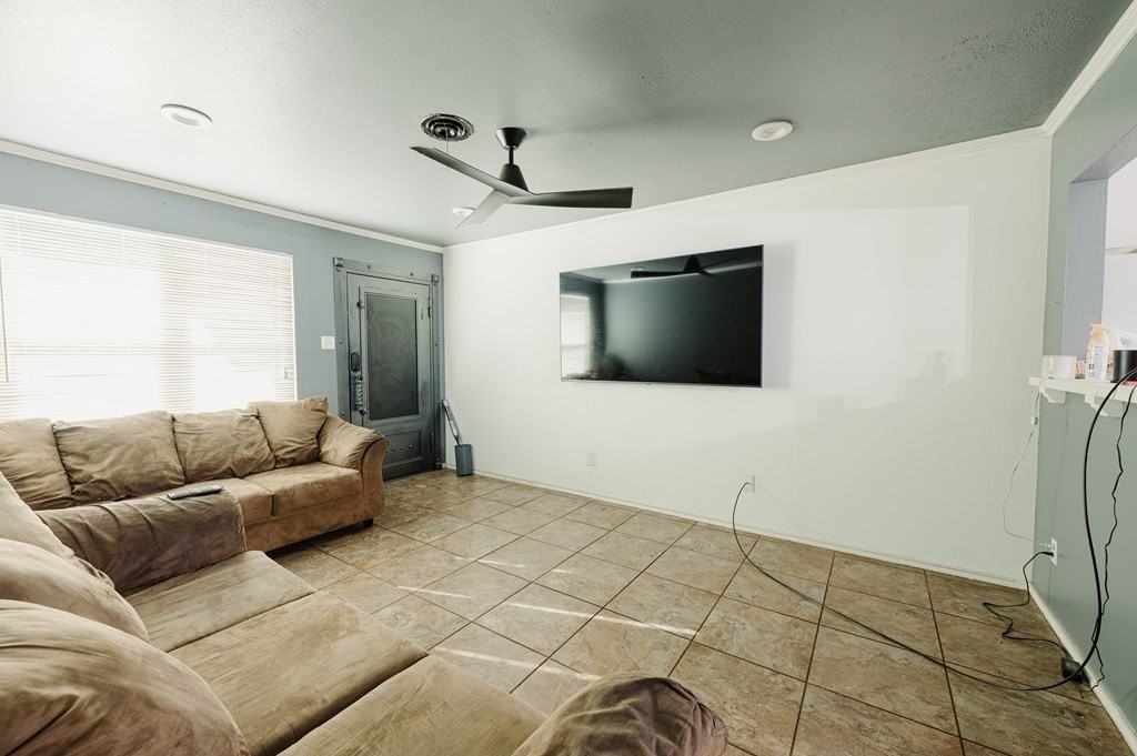 1529 E 52nd St - Photo 6 of 16