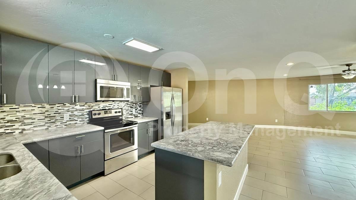 1320 E Orchid Ln - Photo 3 of 10