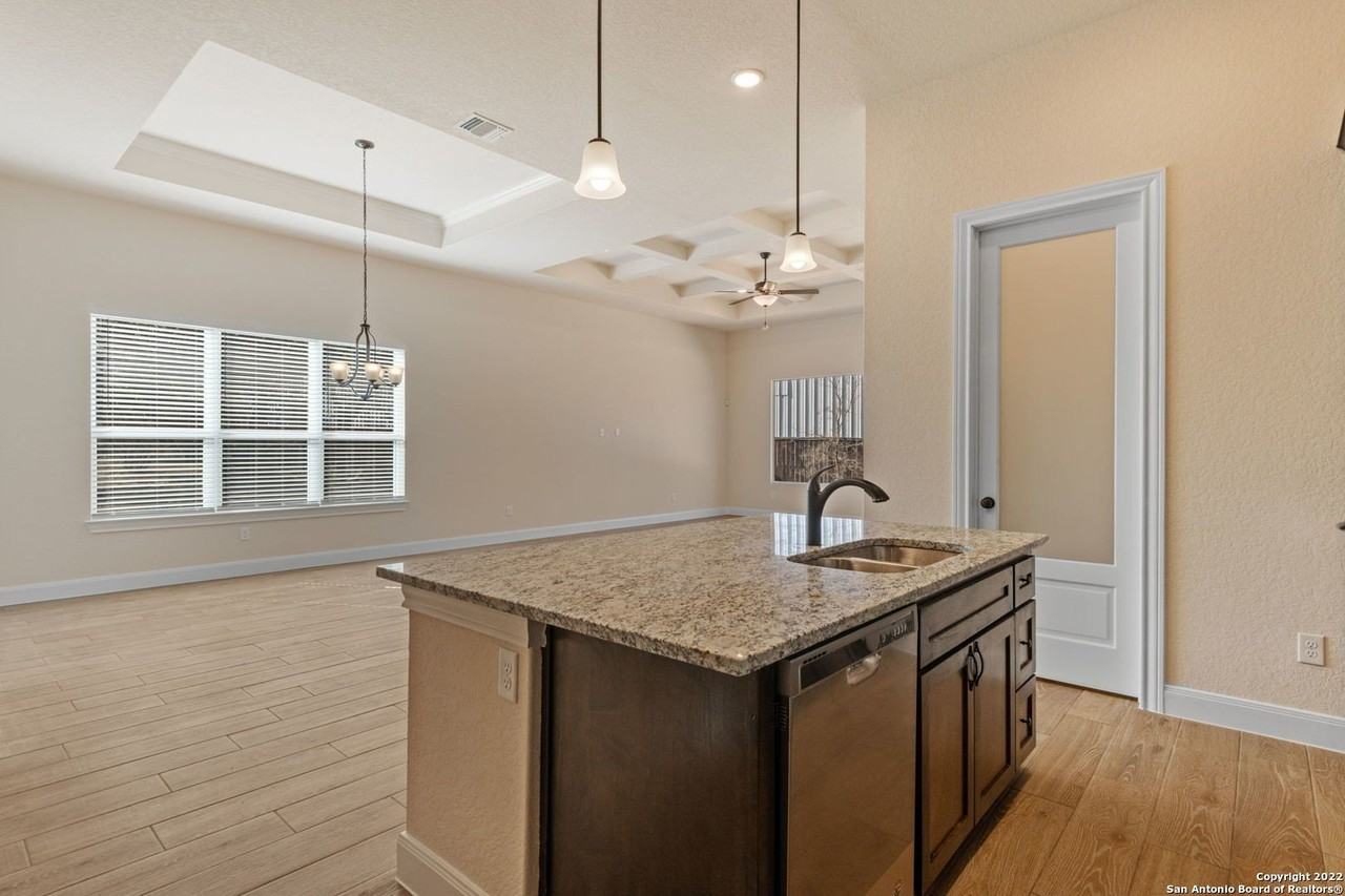 612 Carriage House - Photo 2 of 20