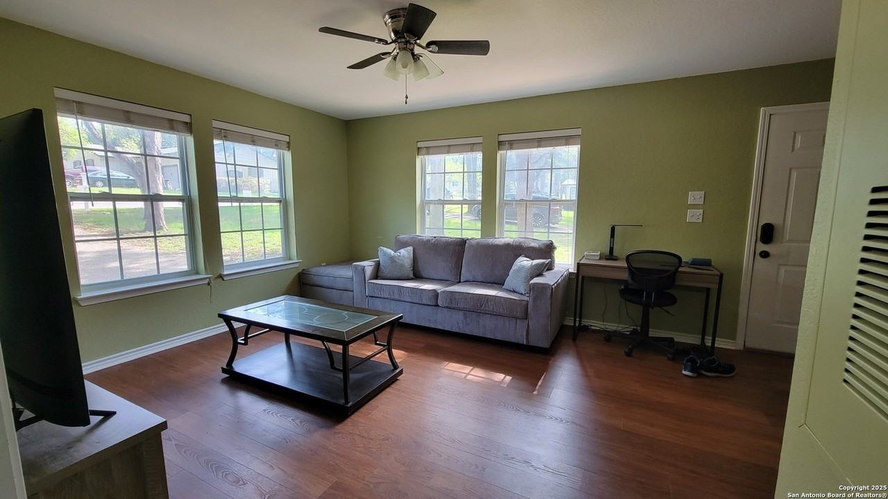 1108 Canyon Dr - Photo 3 of 7