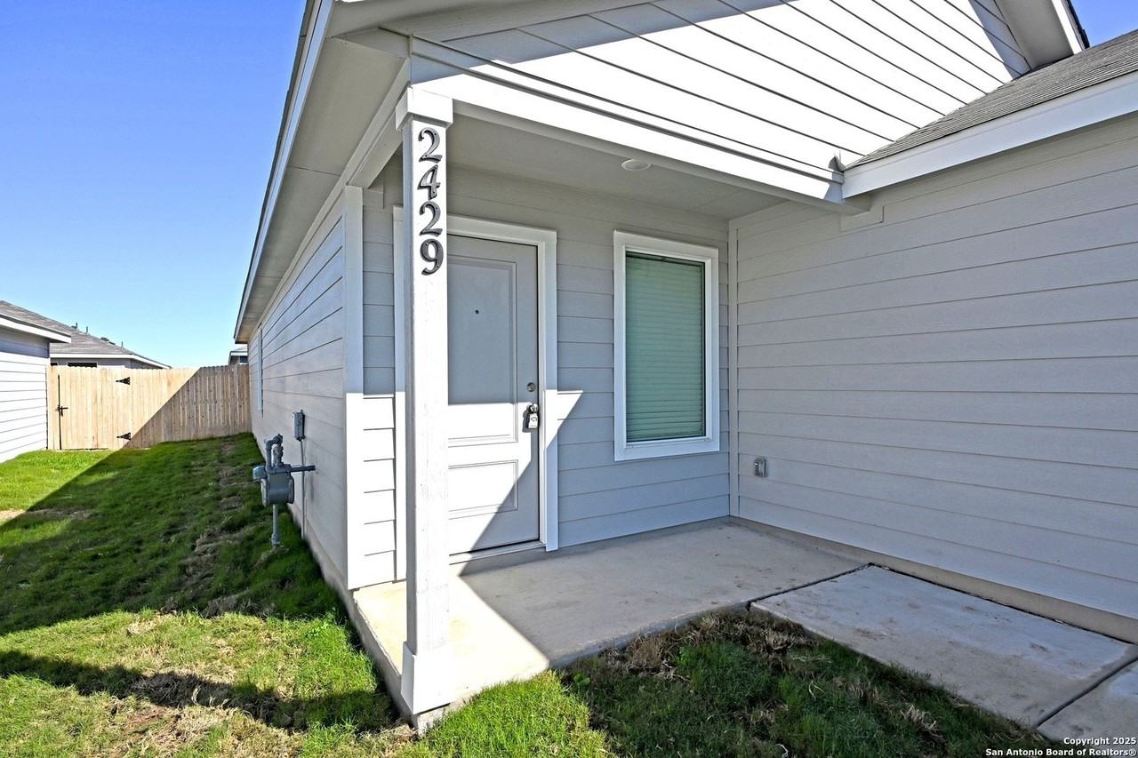 2429 Legends Crk - Photo 2 of 25