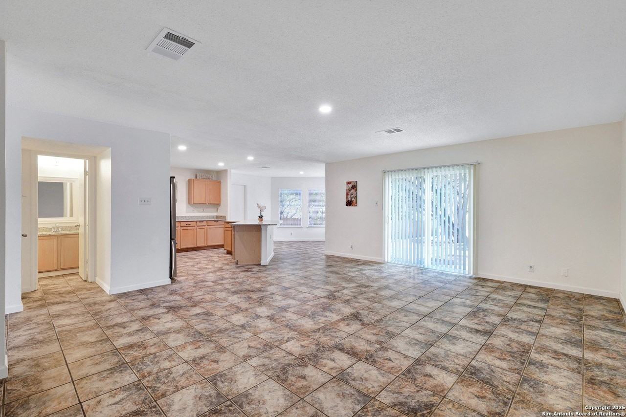 10211 Windstone Crk - Photo 7 of 34