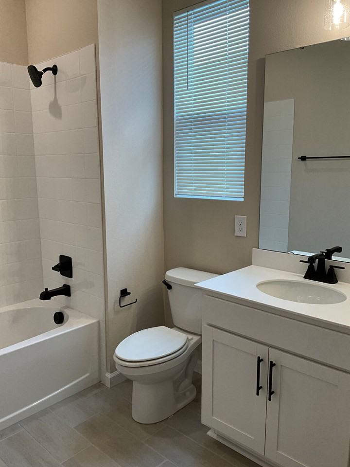 807 Ballantyne Dr - Photo 4 of 22