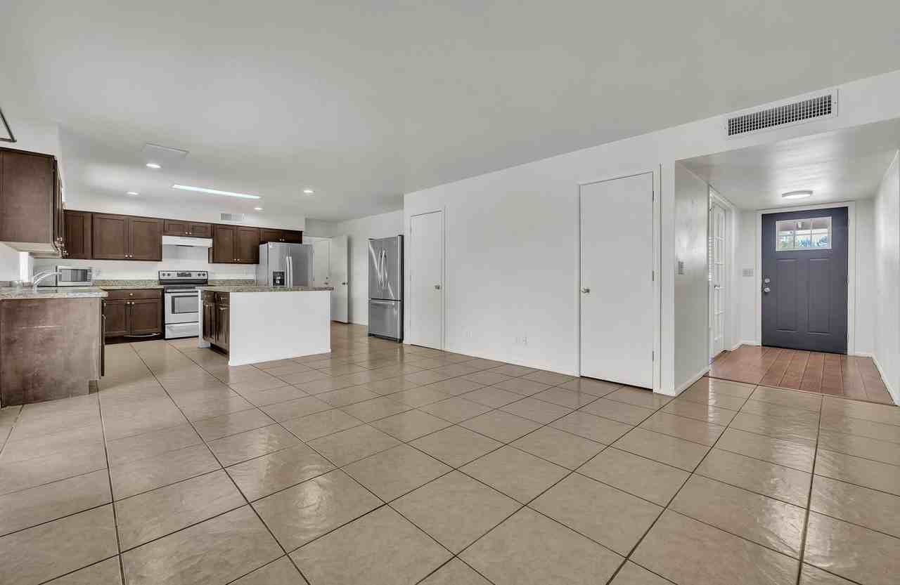 419 E Ellis Dr - Photo 6 of 41