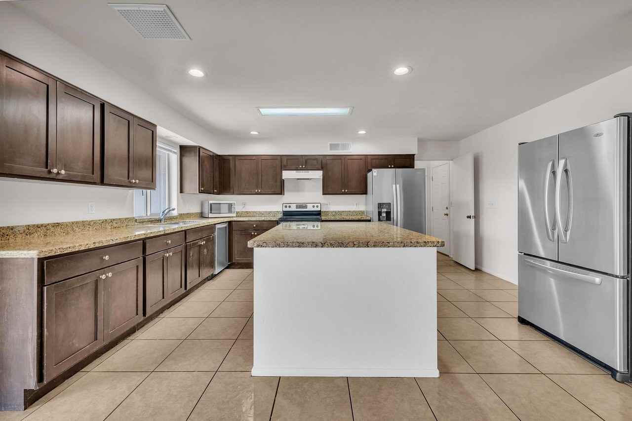 419 E Ellis Dr - Photo 7 of 41