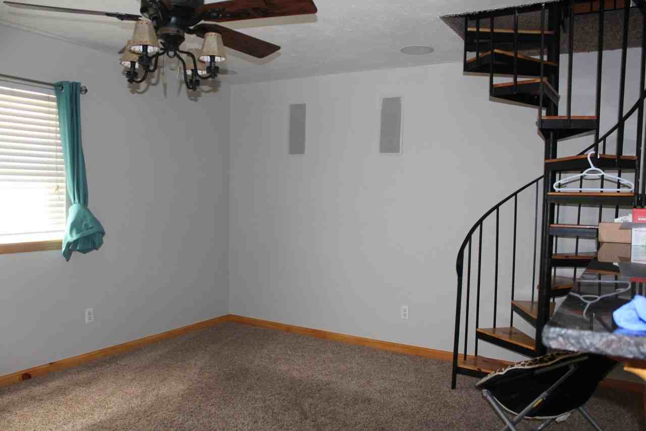 2217 Laneway Cir - Photo 6 of 33