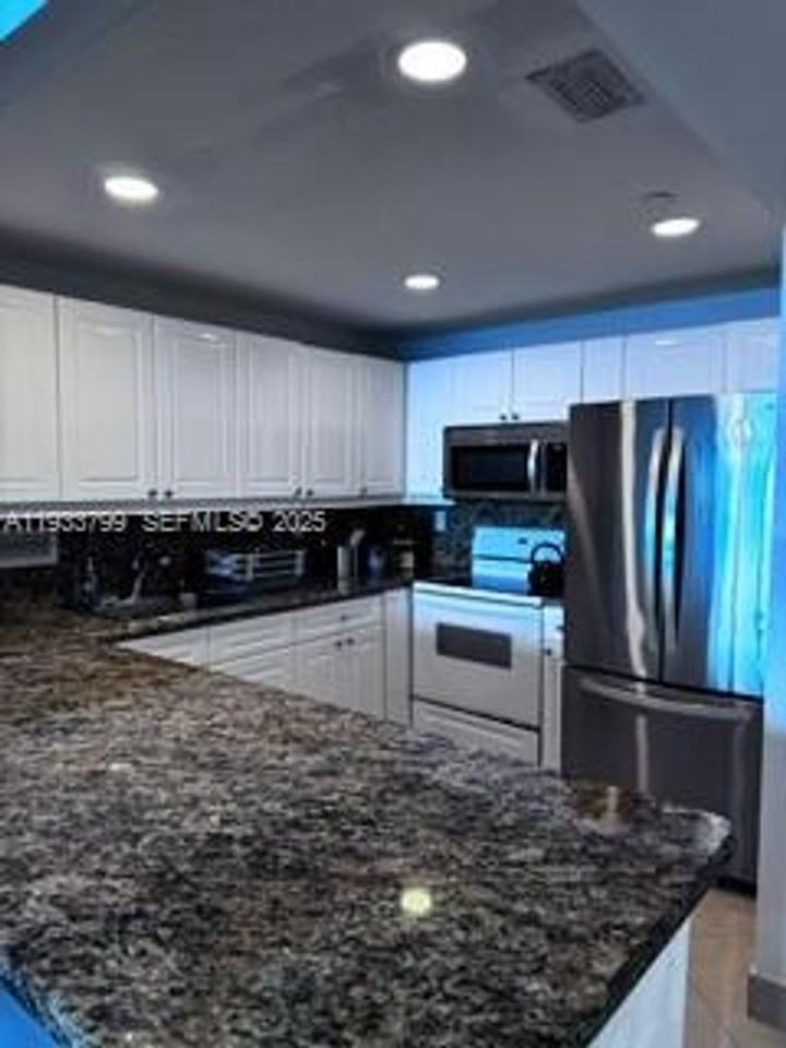 2301 2301 Collins Ave appt 1025 - Photo 7 of 12