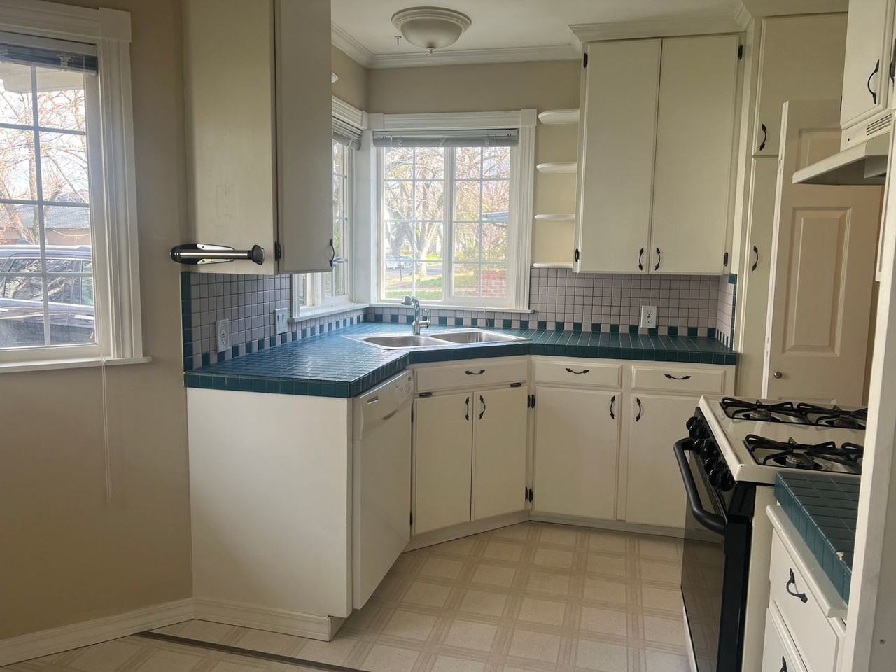 1008 Queen Anne Ave - Photo 4 of 21