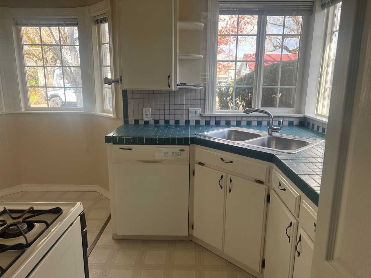 1008 Queen Anne Ave - Photo 6 of 21