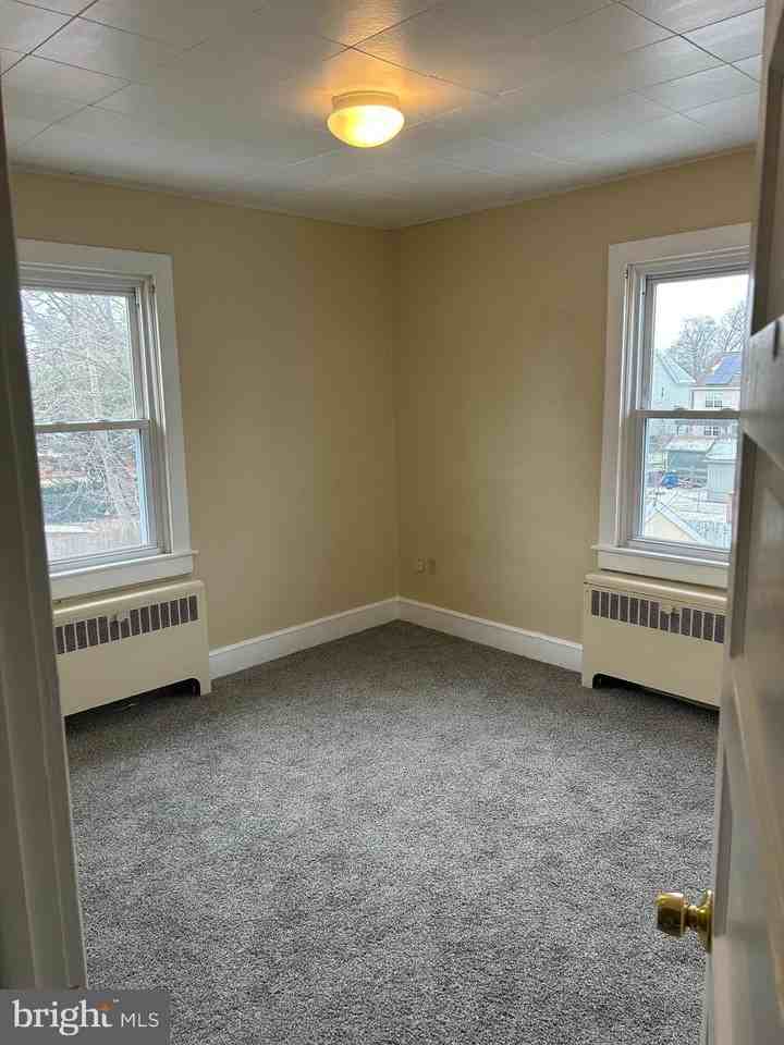 532 E Hancock St - Photo 4 of 8