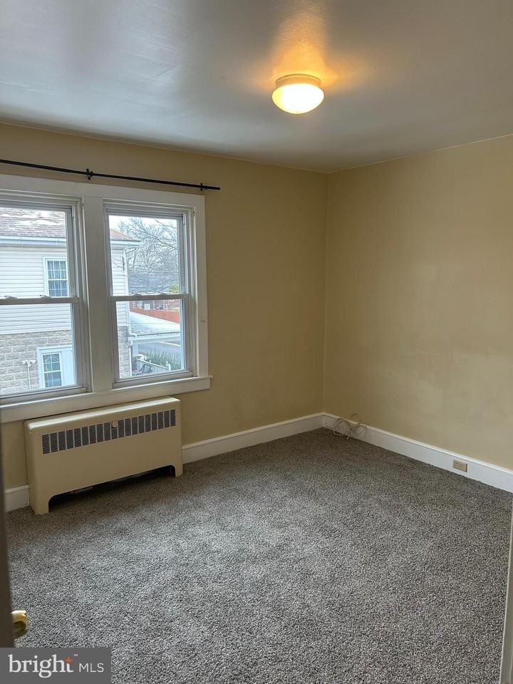 532 E Hancock St - Photo 5 of 8