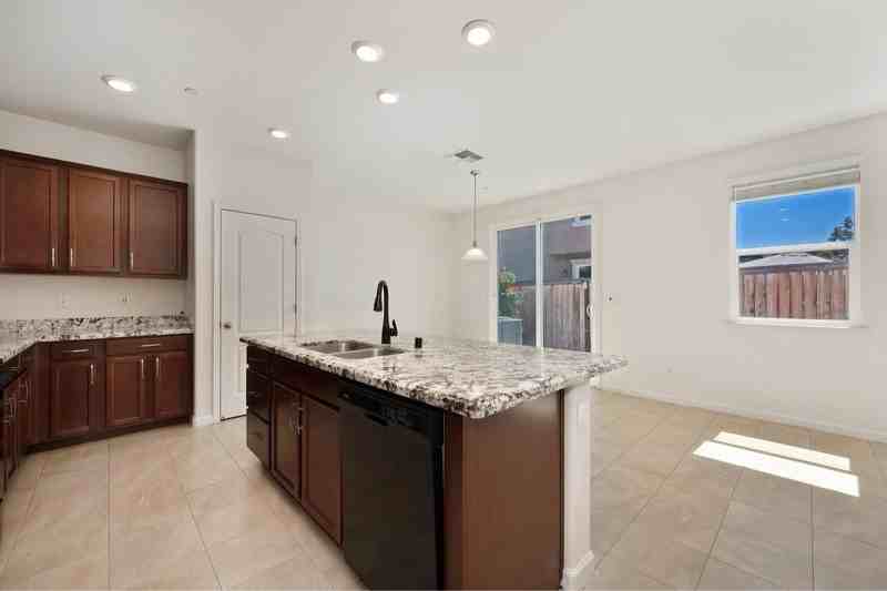 4600 Ocean Ln - Photo 6 of 26