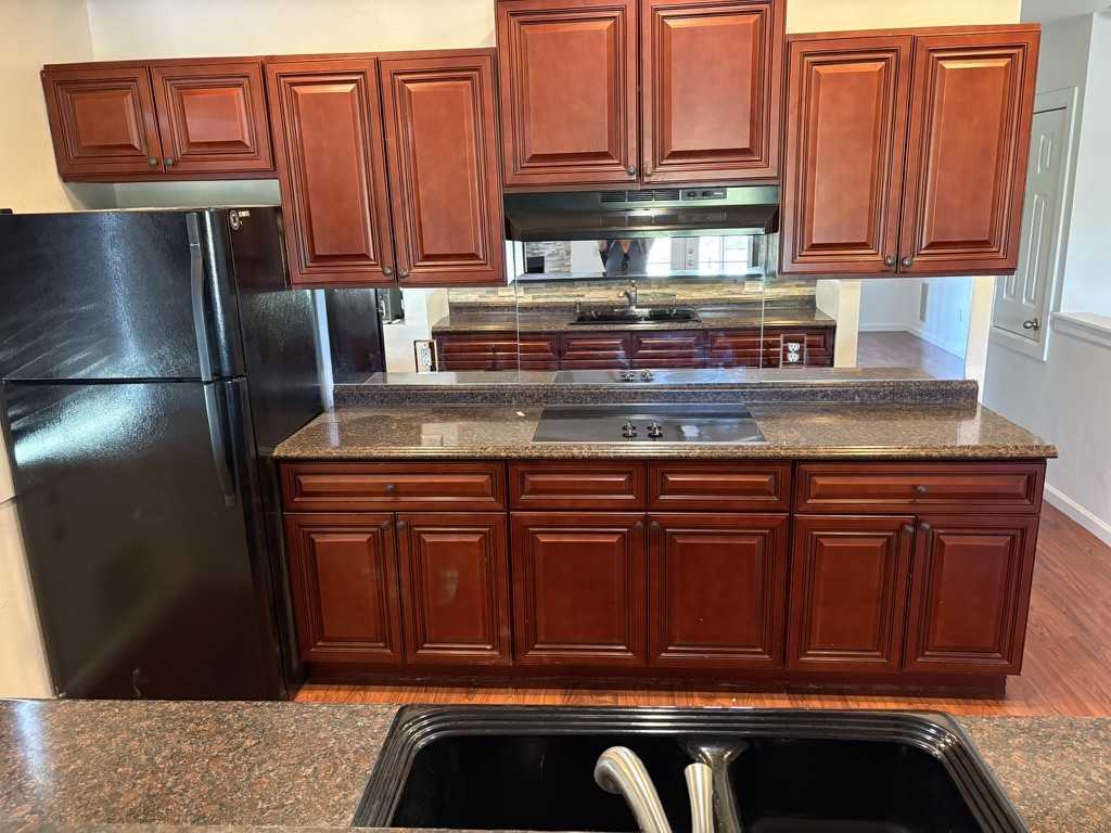 576 Campbell St #B - Photo 2 of 15