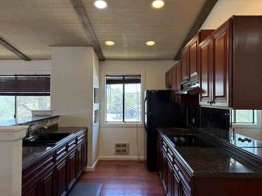 576 Campbell St #B - Photo 4 of 15