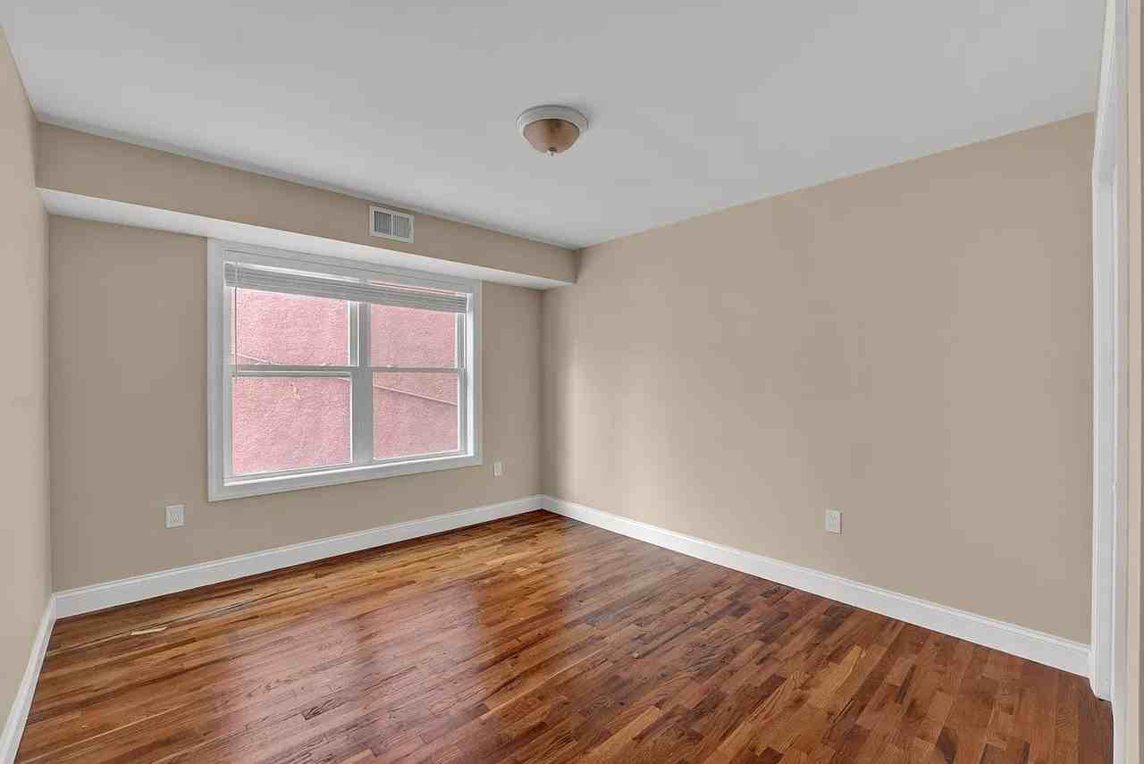 707 28th St #101 - Photo 5 of 18