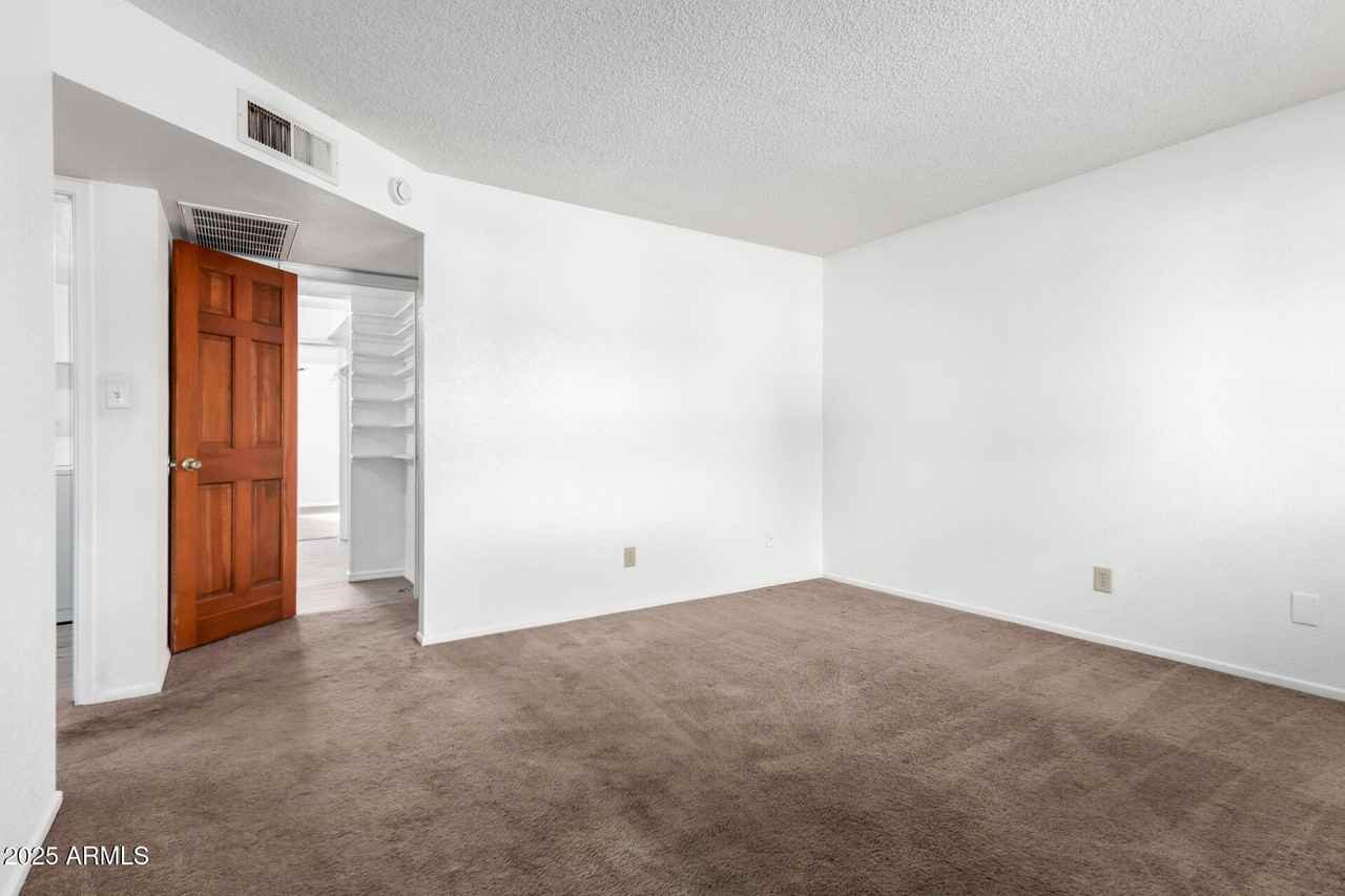 1341 W Shannon St - Photo 5 of 26