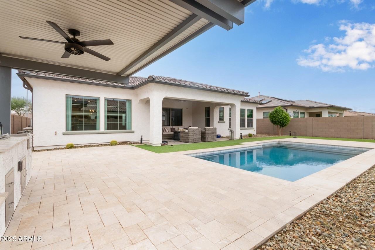 11807 W Parkway Ln - Photo 2 of 37