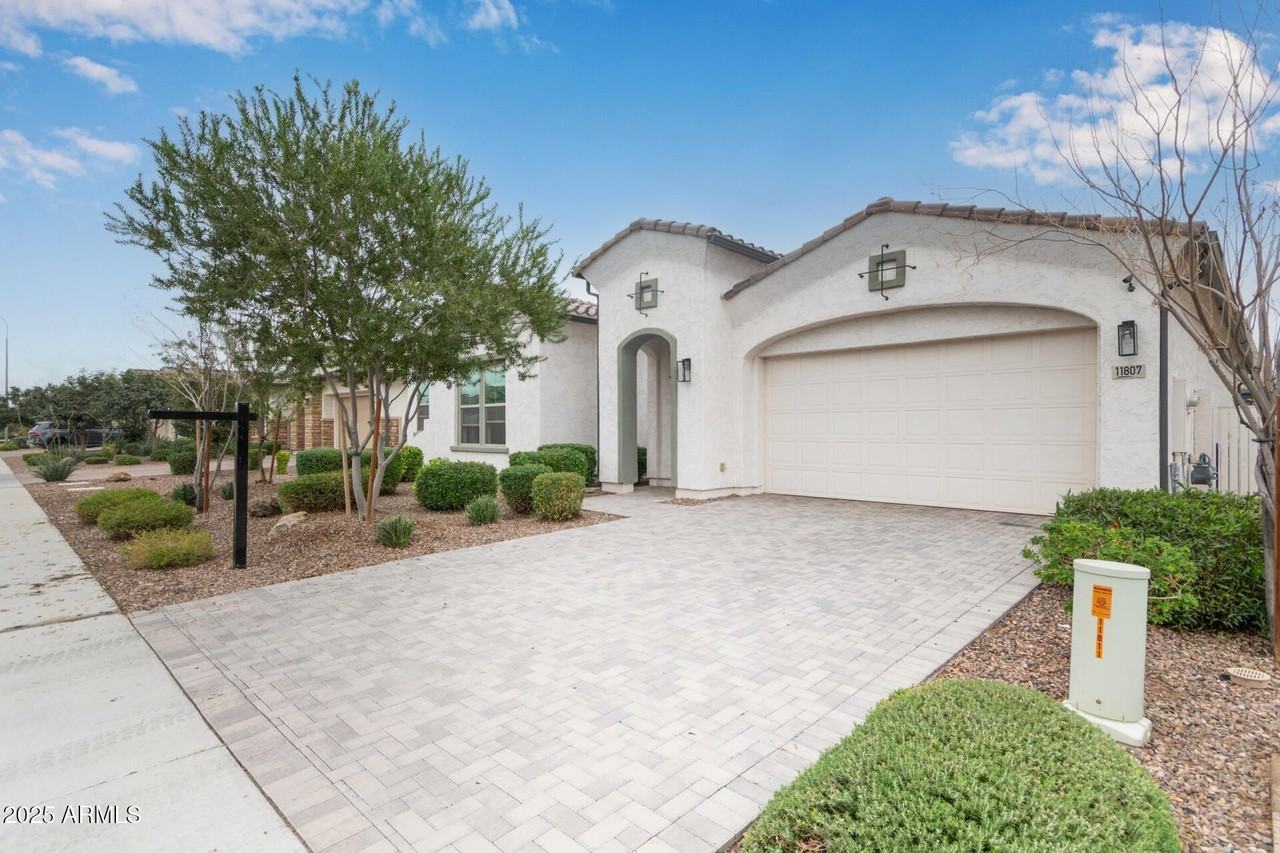 11807 W Parkway Ln - Photo 3 of 37