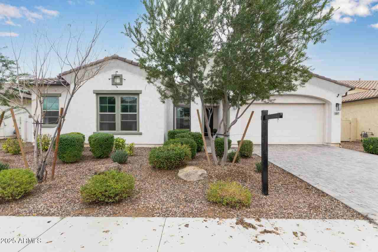 11807 W Parkway Ln - Photo 4 of 37