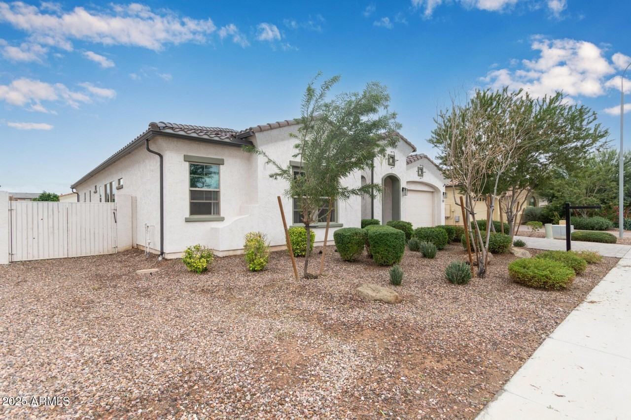 11807 W Parkway Ln - Photo 5 of 37