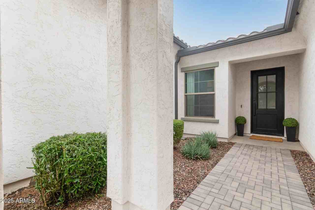 11807 W Parkway Ln - Photo 6 of 37