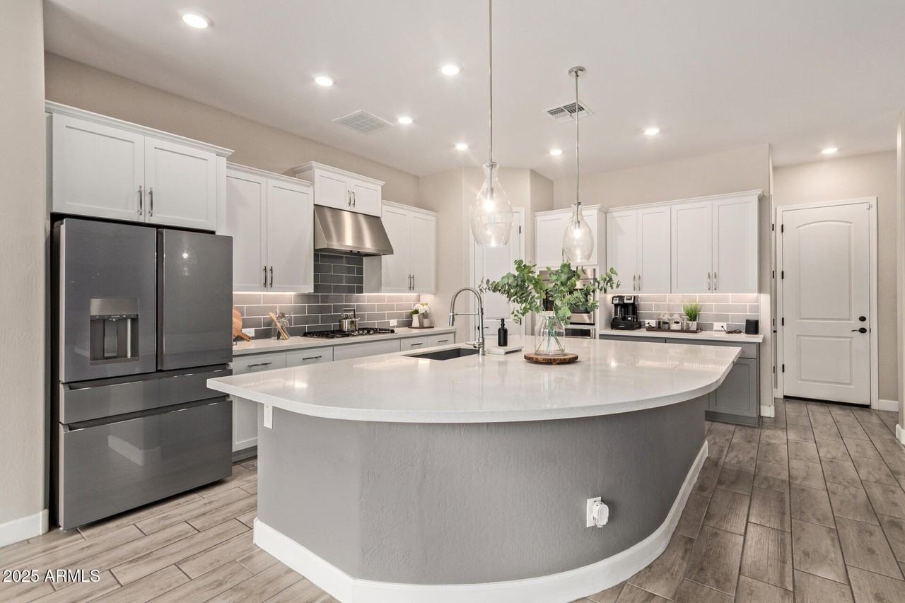 11807 W Parkway Ln - Photo 7 of 37