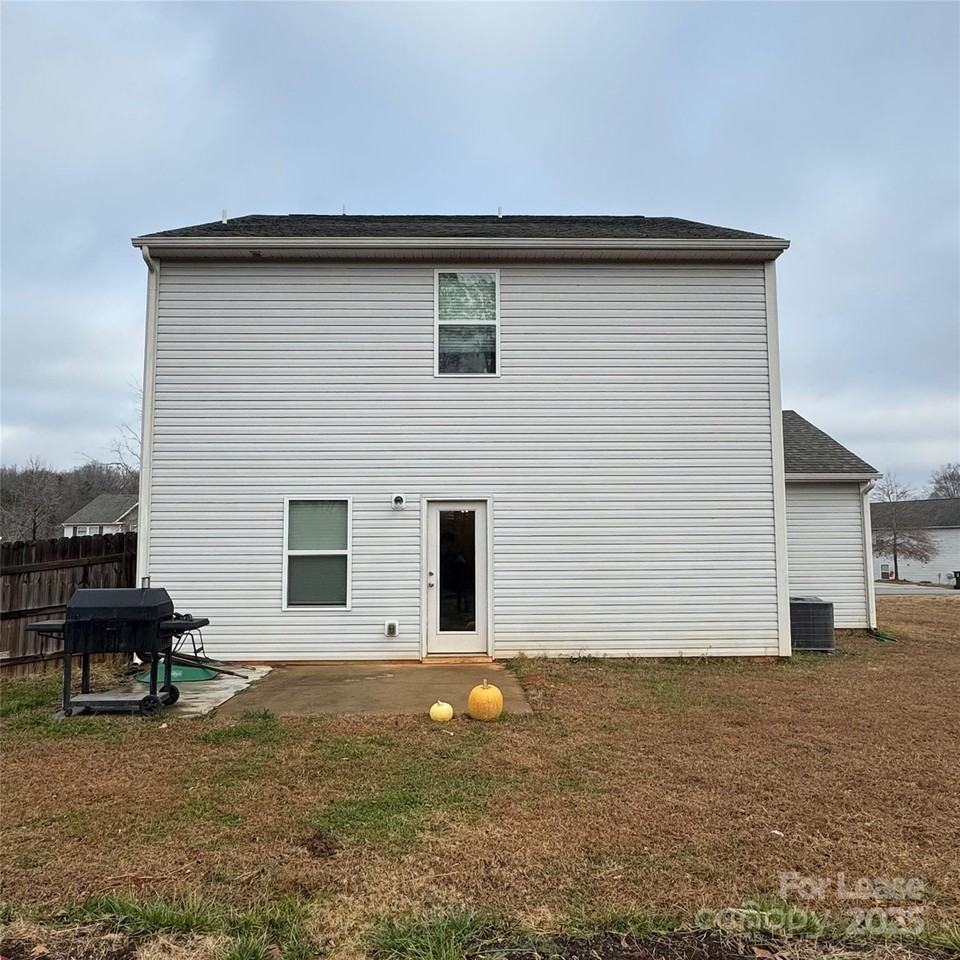 8012 Camden Xing - Photo 6 of 10