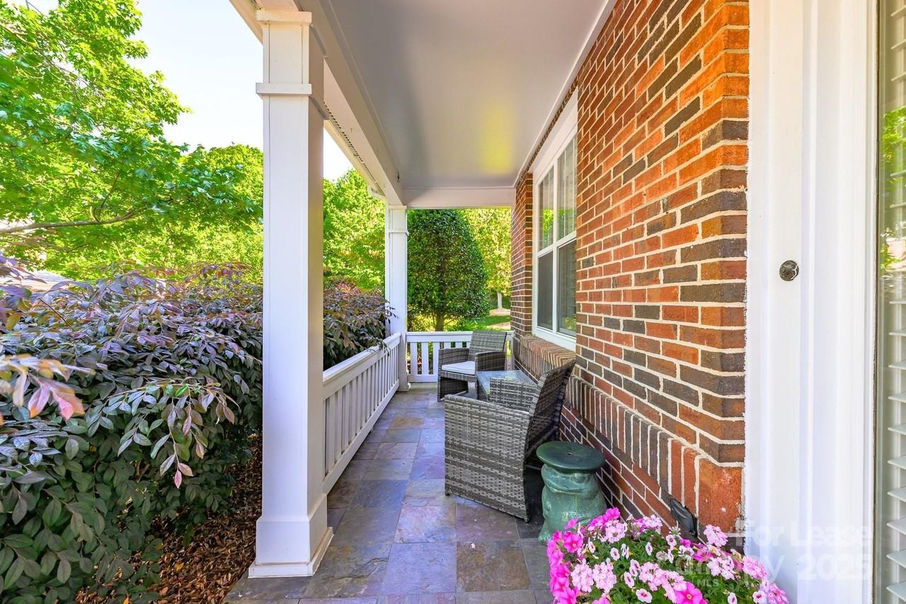 18524 Mizzenmast Ave - Photo 2 of 44