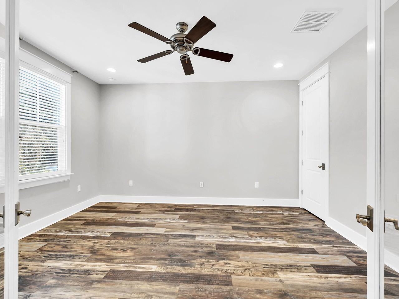 741 Breakers St - Photo 5 of 39