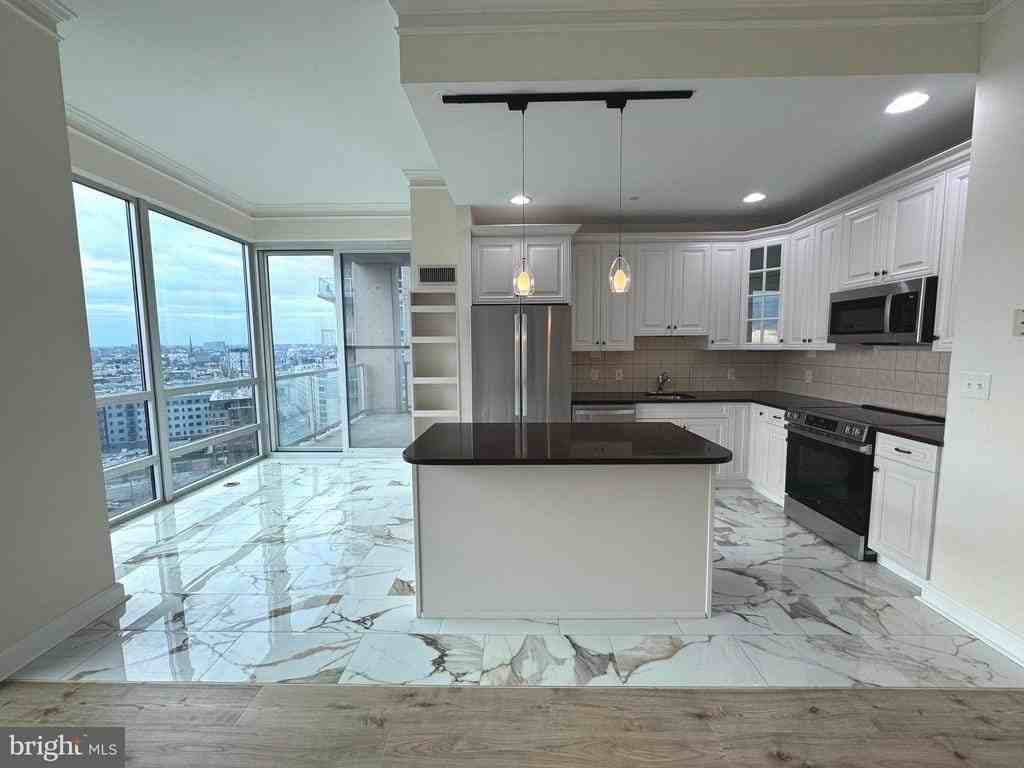 901 N Penn St - Photo 3 of 50