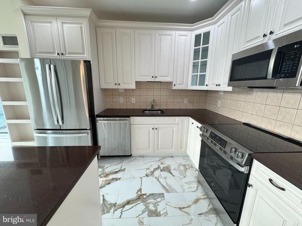 901 N Penn St - Photo 4 of 50