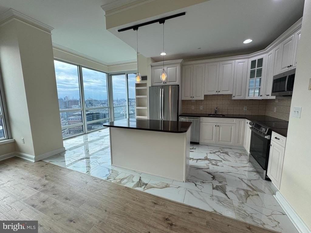 901 N Penn St - Photo 7 of 50