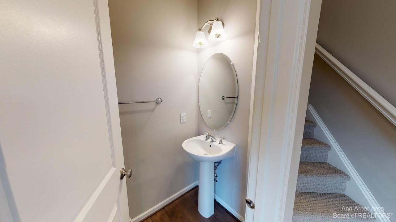 2794 Ashcombe Dr - Photo 5 of 48