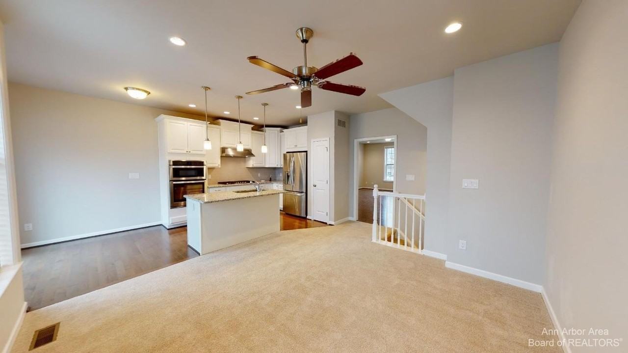 2794 Ashcombe Dr - Photo 7 of 48