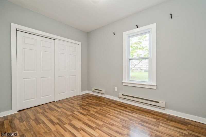 97 Allen St - Photo 6 of 10