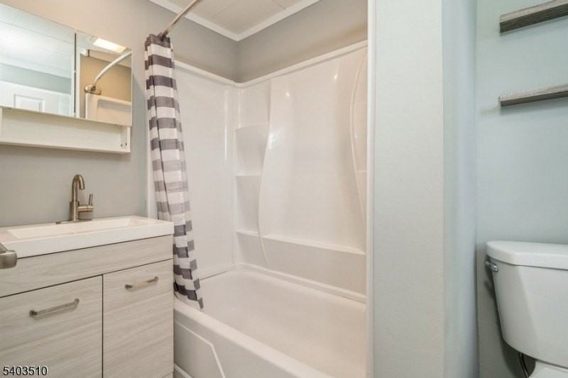 99 Allen St - Photo 7 of 13